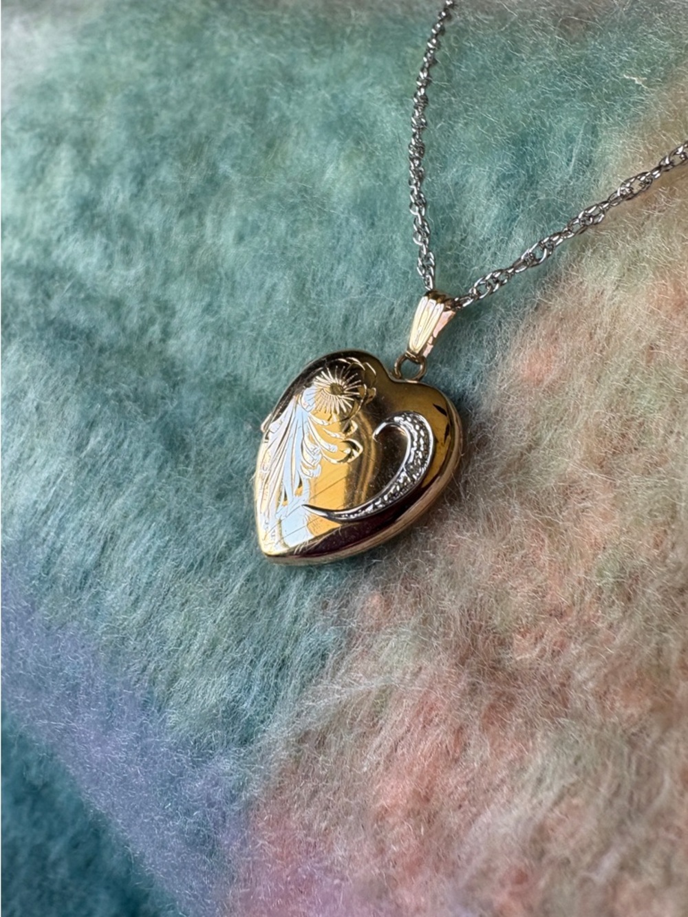 10kt Heart Locket ABSOLUTELY BEAUTIFUL!Diamond set in White Gold
This is so Nice